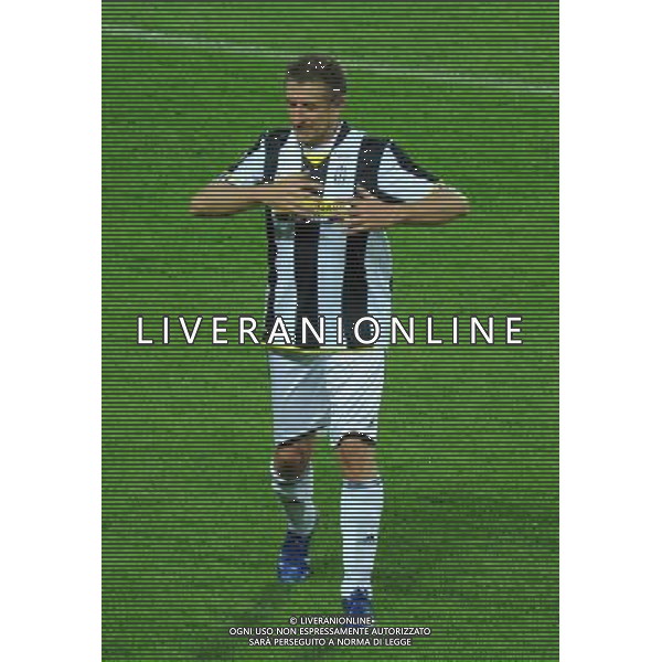 TORINO 18/5/2009 PARTITA DEL CUORE A FAVORE DEI TERREMOTATI D\' ABRUZZO NAZIONALE CANTANTI VS AMICI DI ALEX DEL PIERO NELLA FOTO EZIO GREGGIO CON LA MAGLIETTA DELLA JUVENTUS FOTO ROMANO/AG ALDO LIVERANI