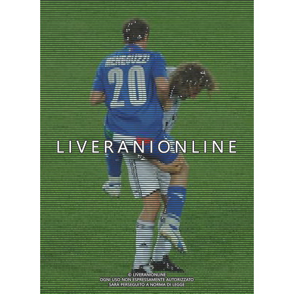 TORINO 18/5/2009 PARTITA DEL CUORE A FAVORE DEI TERREMOTATI D\' ABRUZZO NAZIONALE CANTANTI VS AMICI DI ALEX DEL PIERO NELLA FOTO PAOLO MENEGUZZI E LAPO ELKANN FOTO ROMANO/AG ALDO LIVERANI