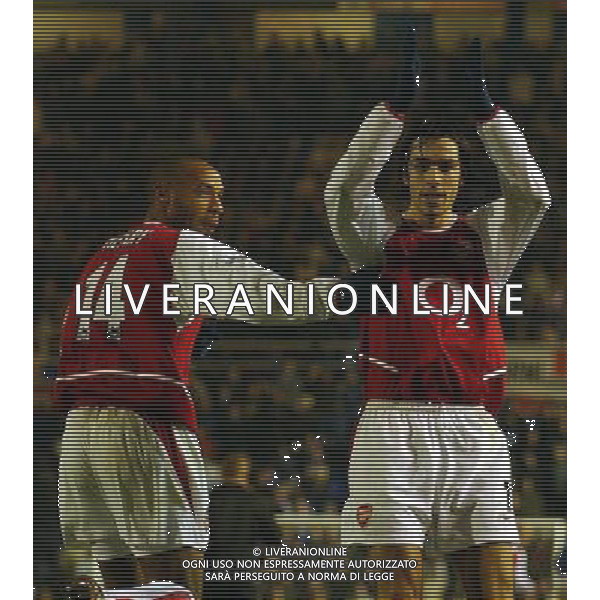 ARSENAL CALCIO 2003/2004 NELLA FOTO Thierry Henry congratulates Robert Pires ARSENAL CALCIO FOTO MARCELLO POZZETTI-AGENZIA ALDO LIVERANI