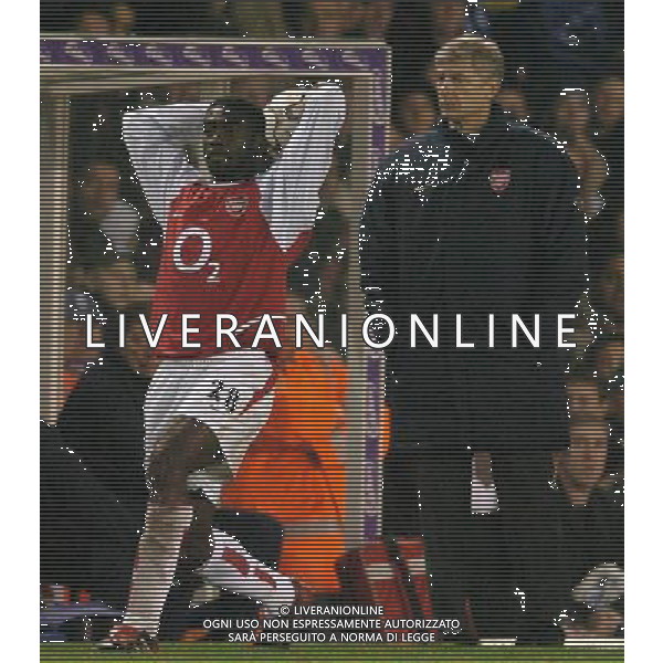 ARSENAL CALCIO 2003/2004 NELLA FOTO Arsene Wenger looks on as Kolo Toure FOTO MARCELLO POZZETTI-AGENZIA ALDO LIVERANI