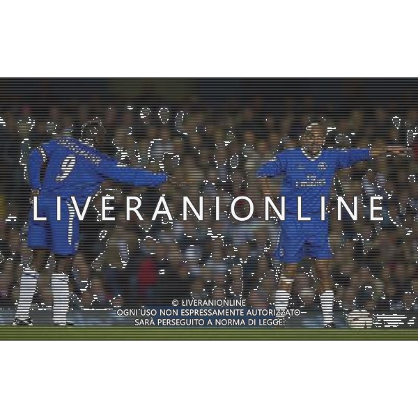 Veron and Hasselbaink almost agree on the directions during the third round of the League Cup match at Stamford Bridge: Chelsea/Notts County, London , October 29, 2003 © IPS PHOTO AGENCY-Picture by FOTO AGENZIA ALDO LIVERANI
