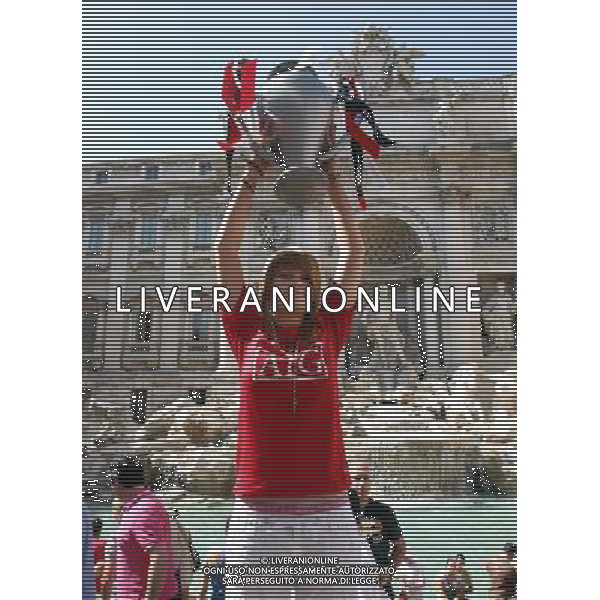 A Manchester United fan holds a plastic trophy of the Champions cup in front of the Fontana de Trevi in central Rome, 26 May 2009. FC Barcelona and Manchester United will face each other in tomorrow‚s Champions League final in the Stadio Olimpico in Rome. © UFT - Talking Sport/Photoshot - Ag. Ag. Aldo Liverani sas ITALY ONLY