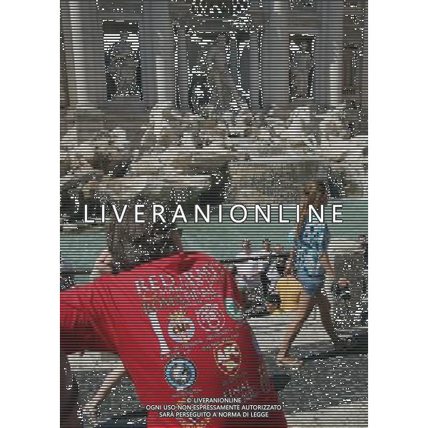 A Manchester United fan sits in front of the Fontana de Trevi in central Rome, 26 May 2009. FC Barcelona and Manchester United will face each other in tomorrow‰s Champions League final in the Stadio Olimpico in Rome. © UFT - Talking Sport/Photoshot - Ag. Ag. Aldo Liverani sas ITALY ONLY