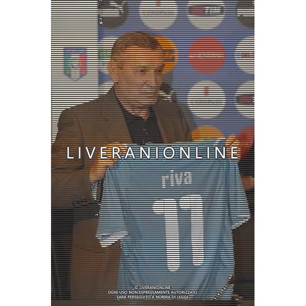 COVERCIANO, 3 GIUGNO 2009 RADUNO DELLA NAZIONALE ITALIANA DI CALCIO NELLA FOTO: GIGI RIVA CON LA NUOVA MAGLIA DELLA NAZIONALE FOTO AG. A. LIVERANI SAS