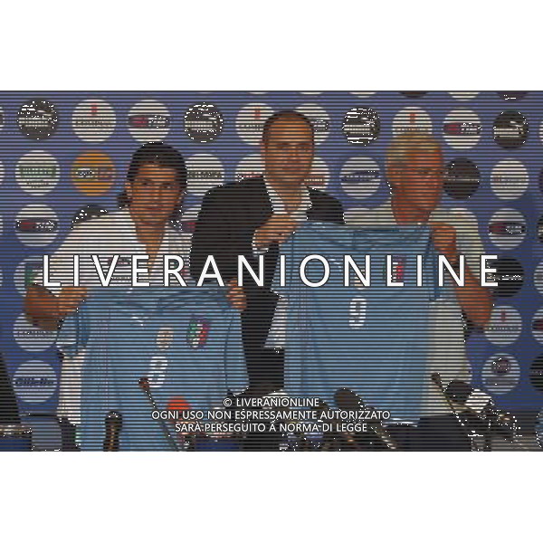 COVERCIANO, 3 GIUGNO 2009 RADUNO DELLA NAZIONALE ITALIANA DI CALCIO NELLA FOTO: GATTUSO E LIPPI PRESENTANO LA NUOVA MAGLIA DELLA NAZIONALE INSIEME ALL\'AMMINISTRATORE DELEGATO DI PUMA ITALIA ANDREA ROGG FOTO AG. A. LIVERANI SAS