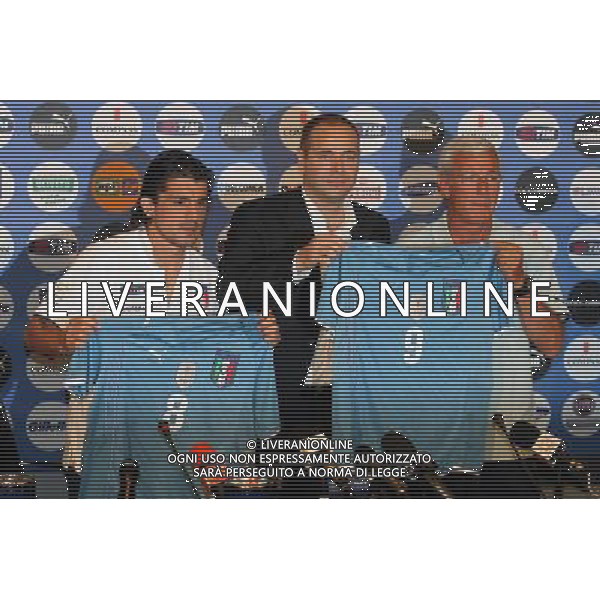 COVERCIANO, 3 GIUGNO 2009 RADUNO DELLA NAZIONALE ITALIANA DI CALCIO NELLA FOTO: GATTUSO E LIPPI PRESENTANO LA NUOVA MAGLIA DELLA NAZIONALE INSIEMA ALL\'AMMINISTRATORE DELEGATO DI PUMA ITALIA ANDREA ROGG FOTO AG. A. LIVERANI SAS