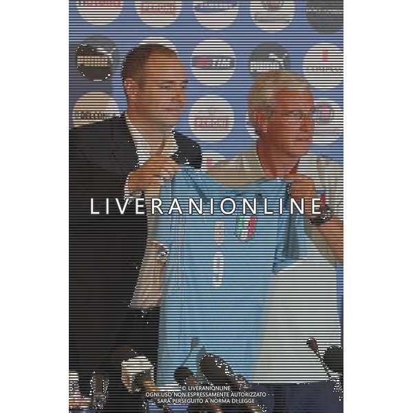 COVERCIANO, 3 GIUGNO 2009 RADUNO DELLA NAZIONALE ITALIANA DI CALCIO NELLA FOTO: LIPPI PRESENTA LA NUOVA MAGLIA DELLA NAZIONALE INSIEME ALL\'AMMINISTRATORE DELEGATO DI PUMA ITALIA ANDREA ROGG FOTO AG. A. LIVERANI SAS