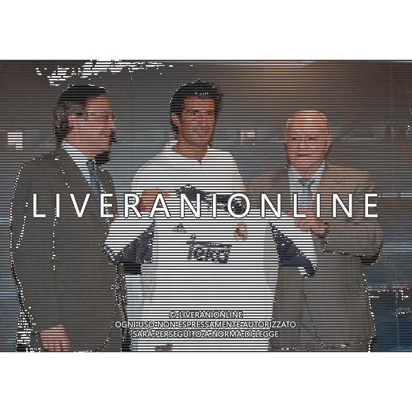 El futbolista portugues Luis Figo posa tras su presentacion como nuevo delantero del Real Madrid junto a Alfredo Diestefano y Florentino Perez. Santiago Bernabeu. Madrid. EspaÐa Temporada 2000-01 © Dominguez - Alfaqui - Ag. Aldo Liverani sas ITALY ONLY 