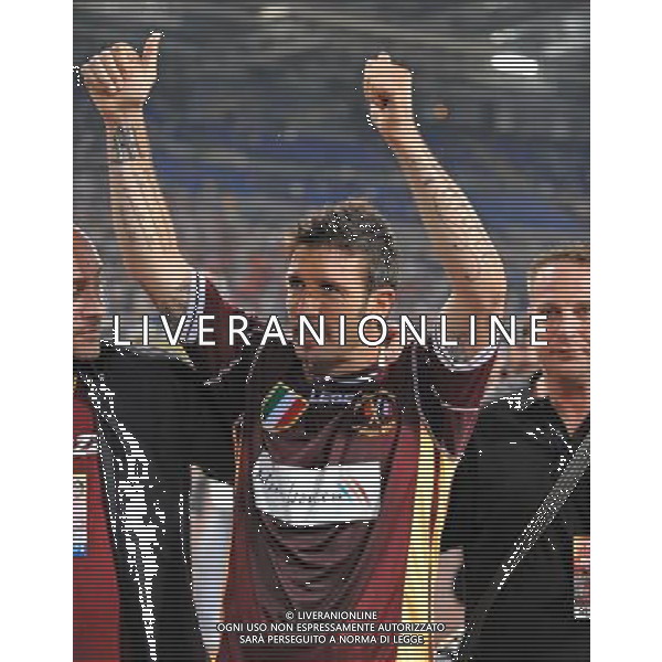 Roma - 05/06/2009 - Stadio Olimpico - Partita di addio al calcio giocato di Vincent Candela - Roma Campione d\'Italia 2000/2001 vs Francia Campione del mondo 1998 - nella foto: Vincent CANDELA saluta i tifosi ph. Corradetti / ag. Aldo Liverani Sas 