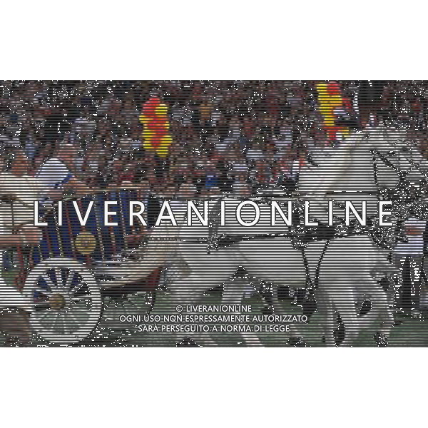 Roma - 05/06/2009 - Stadio Olimpico - Partita di addio al calcio giocato di Vincent Candela - Roma Campione d\'Italia 2000/2001 vs Francia Campione del mondo 1998 - nella foto: ZIDANE entra in campo sulla biga ph. Corradetti / ag. Aldo Liverani Sas 