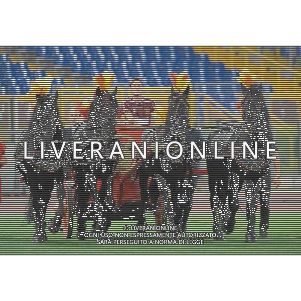 Roma - 05/06/2009 - Stadio Olimpico - Partita di addio al calcio giocato di Vincent Candela - Roma Campione d\'Italia 2000/2001 vs Francia Campione del mondo 1998 - nella foto: Francesco TOTTI sulla biga ph. Corradetti / ag. Aldo Liverani Sas 