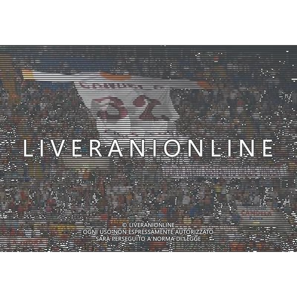 Roma - 05/06/2009 - Stadio Olimpico - Partita di addio al calcio giocato di Vincent Candela - Roma Campione d\'Italia 2000/2001 vs Francia Campione del mondo 1998 - nella foto: I tifosi della Roma saluta Vincent CANDELA con una sua maglia ph. Corradetti / ag. Aldo Liverani Sas 