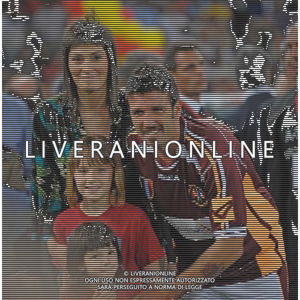 Roma - 05/06/2009 - Stadio Olimpico - Partita di addio al calcio giocato di Vincent Candela - Roma Campione d\'Italia 2000/2001 vs Francia Campione del mondo 1998 - nella foto: Vincent CANDELA con la sua famiglia ph. Corradetti / ag. Aldo Liverani Sas 