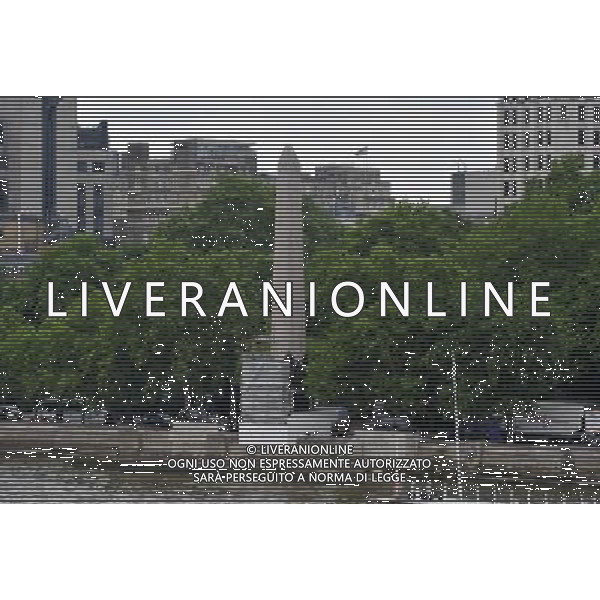 CleopatraÕs Needle \'L\'ago di Cleopatra\', cos“ i londinesi hanno soprannominato questo obelisco che, in realtˆ, a Cleopatra non si riferisce affatto. I suoi geroglifici narrano invece alcuni episodi delle vite di Thutmosi III e Ramsete il Grande. La colonna, alta 13 m e pesante 180 t,  stata realizzata a Heliopolis nel 1500 a.C. e ha una gemella che si trova nel Central Park di New York. © David Wimsett - Uppa - Photoshot - Ag. Aldo Liverani sas ITALY ONLY