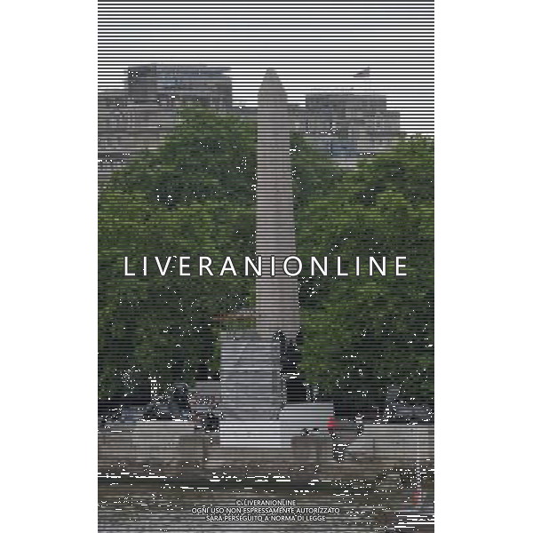 CleopatraÕs Needle \'L\'ago di Cleopatra\', cos“ i londinesi hanno soprannominato questo obelisco che, in realtˆ, a Cleopatra non si riferisce affatto. I suoi geroglifici narrano invece alcuni episodi delle vite di Thutmosi III e Ramsete il Grande. La colonna, alta 13 m e pesante 180 t,  stata realizzata a Heliopolis nel 1500 a.C. e ha una gemella che si trova nel Central Park di New York. © David Wimsett - Uppa - Photoshot - Ag. Aldo Liverani sas ITALY ONLY
