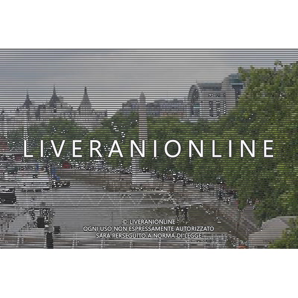 CleopatraÕs Needle \'L\'ago di Cleopatra\', cos“ i londinesi hanno soprannominato questo obelisco che, in realtˆ, a Cleopatra non si riferisce affatto. I suoi geroglifici narrano invece alcuni episodi delle vite di Thutmosi III e Ramsete il Grande. La colonna, alta 13 m e pesante 180 t,  stata realizzata a Heliopolis nel 1500 a.C. e ha una gemella che si trova nel Central Park di New York. © David Wimsett - Uppa - Photoshot - Ag. Aldo Liverani sas ITALY ONLY
