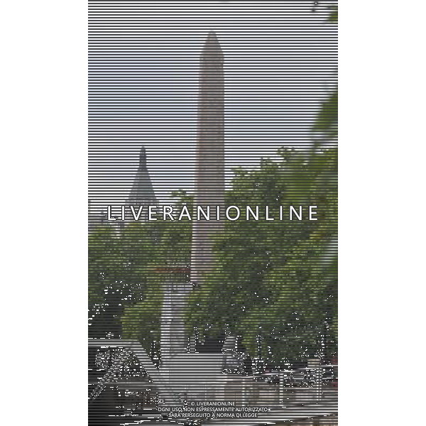 CleopatraÕs Needle \'L\'ago di Cleopatra\', cos“ i londinesi hanno soprannominato questo obelisco che, in realtˆ, a Cleopatra non si riferisce affatto. I suoi geroglifici narrano invece alcuni episodi delle vite di Thutmosi III e Ramsete il Grande. La colonna, alta 13 m e pesante 180 t,  stata realizzata a Heliopolis nel 1500 a.C. e ha una gemella che si trova nel Central Park di New York. © David Wimsett - Uppa - Photoshot - Ag. Aldo Liverani sas ITALY ONLY