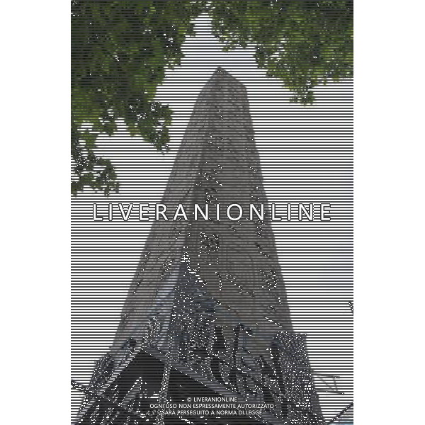 CleopatraÕs Needle \'L\'ago di Cleopatra\', cos“ i londinesi hanno soprannominato questo obelisco che, in realtˆ, a Cleopatra non si riferisce affatto. I suoi geroglifici narrano invece alcuni episodi delle vite di Thutmosi III e Ramsete il Grande. La colonna, alta 13 m e pesante 180 t,  stata realizzata a Heliopolis nel 1500 a.C. e ha una gemella che si trova nel Central Park di New York. © David Wimsett - Uppa - Photoshot - Ag. Aldo Liverani sas ITALY ONLY