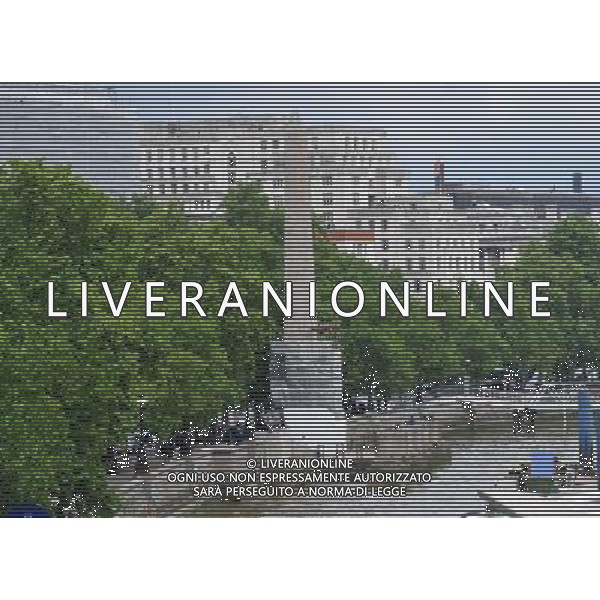 CleopatraÕs Needle \'L\'ago di Cleopatra\', cos“ i londinesi hanno soprannominato questo obelisco che, in realtˆ, a Cleopatra non si riferisce affatto. I suoi geroglifici narrano invece alcuni episodi delle vite di Thutmosi III e Ramsete il Grande. La colonna, alta 13 m e pesante 180 t,  stata realizzata a Heliopolis nel 1500 a.C. e ha una gemella che si trova nel Central Park di New York. © David Wimsett - Uppa - Photoshot - Ag. Aldo Liverani sas ITALY ONLY