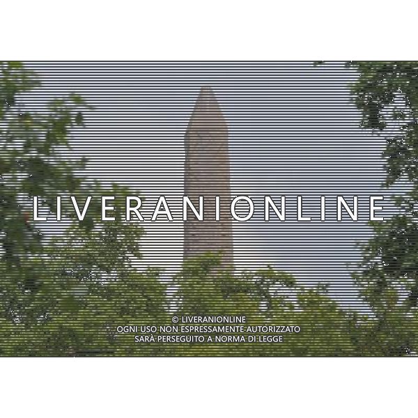 CleopatraÕs Needle \'L\'ago di Cleopatra\', cos“ i londinesi hanno soprannominato questo obelisco che, in realtˆ, a Cleopatra non si riferisce affatto. I suoi geroglifici narrano invece alcuni episodi delle vite di Thutmosi III e Ramsete il Grande. La colonna, alta 13 m e pesante 180 t,  stata realizzata a Heliopolis nel 1500 a.C. e ha una gemella che si trova nel Central Park di New York. © David Wimsett - Uppa - Photoshot - Ag. Aldo Liverani sas ITALY ONLY