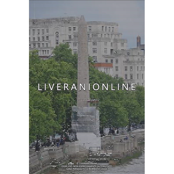 CleopatraÕs Needle \'L\'ago di Cleopatra\', cos“ i londinesi hanno soprannominato questo obelisco che, in realtˆ, a Cleopatra non si riferisce affatto. I suoi geroglifici narrano invece alcuni episodi delle vite di Thutmosi III e Ramsete il Grande. La colonna, alta 13 m e pesante 180 t,  stata realizzata a Heliopolis nel 1500 a.C. e ha una gemella che si trova nel Central Park di New York. © David Wimsett - Uppa - Photoshot - Ag. Aldo Liverani sas ITALY ONLY