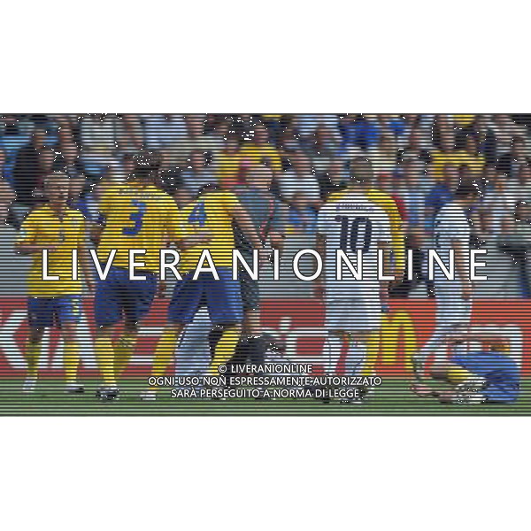 17¡ UEFA European U21 Championship 2007/2009 MD2 GroupA Helsingborg - 19.06.2009 Svezia-Italia Nella Foto:L\'ARBITRO PROTEGGE MARIO BALOTELLI DAI GIOCATORI DELLA SVEZIA DOPO IL FALLO DA ESPULSIONE /Ph.Vitez-Ag. Aldo Liverani
