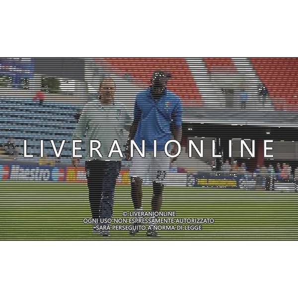 17¡ UEFA European U21 Championship 2007/2009 MD2 GroupA Helsingborg - 19.06.2009 Svezia-Italia Nella Foto:MARIO BALOTELLI INFORTUNATO ESCE DOPO AVER PROVATO PRIMA DELLA PARTITA /Ph.Vitez-Ag. Aldo Liverani