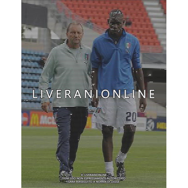 17¡ UEFA European U21 Championship 2007/2009 MD2 GroupA Helsingborg - 19.06.2009 Svezia-Italia Nella Foto:MARIO BALOTELLI INFORTUNATO ESCE DOPO AVER PROVATO PRIMA DELLA PARTITA /Ph.Vitez-Ag. Aldo Liverani