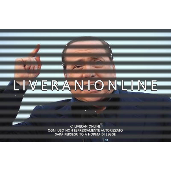 CINISELLO BALSAMO (MI) 19/6/2009 PIAZZA GRAMSCI CHIUSURA DELLA CAMPAGNA ELETTORALE PER L\' ELEZIONE DEL PRESIDENTE DELLA PROVINCIA DI MILANO E DEL SINDACO DI CINISELLO BALSAMO NELLA FOTO SILVIO BERLUSCONI FOTO ROMANO/AG ALDO LIVERANI