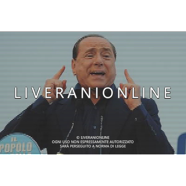 CINISELLO BALSAMO (MI) 19/6/2009 PIAZZA GRAMSCI CHIUSURA DELLA CAMPAGNA ELETTORALE PER L\' ELEZIONE DEL PRESIDENTE DELLA PROVINCIA DI MILANO E DEL SINDACO DI CINISELLO BALSAMO NELLA FOTO SILVIO BERLUSCONI FOTO ROMANO/AG ALDO LIVERANI