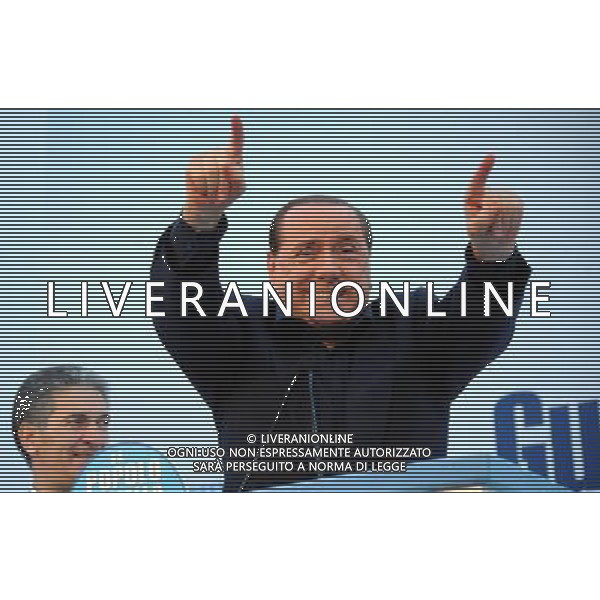 CINISELLO BALSAMO (MI) 19/6/2009 PIAZZA GRAMSCI CHIUSURA DELLA CAMPAGNA ELETTORALE PER L\' ELEZIONE DEL PRESIDENTE DELLA PROVINCIA DI MILANO E DEL SINDACO DI CINISELLO BALSAMO NELLA FOTO SILVIO BERLUSCONI FOTO ROMANO/AG ALDO LIVERANI