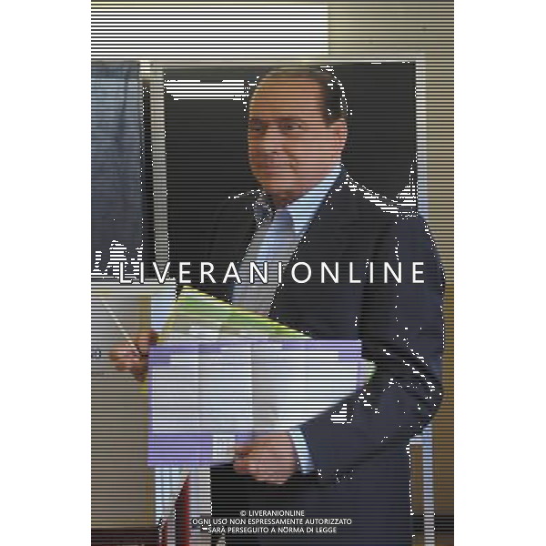 MILANO 21/6/2009 ELEZIONI PER IL REFERENDUM ED IL BALLOTTAGGIO PER LA PROVINCIA DI MILANO NELLA FOTO SILVIO BERLUSCONI AL SEGGIO ELETTORALE DI VIA SCARAMPO FOTO ROMANO/AG ALDO LIVERANI
