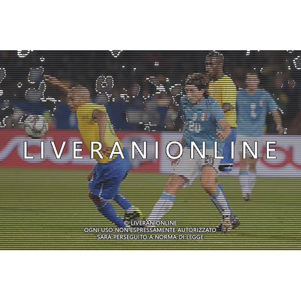 JUNE 21, 2009 - Football : fifa confederation cup south africa 2009 ,Group Stage B, final match between Italy 0-3 Brazil at Loftus Versfeld Stadium ,Pretoria, South Africa. NELLA FOTO montolivo riccardo (italy )gilberto silva(brazil) AG ALDO LIVERANI 