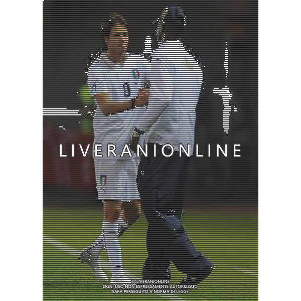 17o UEFA European U21 Championship 2007/2009 Helsingborg - 23.06.2009 Bielorussia-Italia Nella Foto: MARIO BALOTELLI A FINE PARTITA ABBRACCIA ACQUAFRESCA ROBERT /Ph.Vitez-Ag. Aldo Liverani