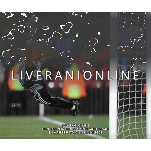 (090626) -- JOHANNESBURG, June 26, 2009 -- Goalkeeper Itumeleng Khune of South Africa fails to save a goal from Brazil\'s Daniel Alves during the semifinal match at the FIFA Confederations Cup in Johannesburg, South Africa, June 25, 2009. Brazil won 1-0 and advanced to the final. Xu Suhui) (txy) - Xinhua/Photoshot - Ag. Aldo Liverani sas ITALY ONLY