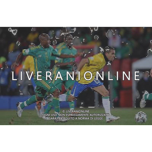 (090626) -- JOHANNESBURG, June 26, 2009 -- Daniel Alves (R) of Brazil breaks through during the semifinal match against South Africa at the FIFA Confederations Cup in Johannesburg, South Africa, June 25, 2009. Brazil won 1-0 and advanced to the final. Xu Suhui) (txy) - Xinhua/Photoshot - Ag. Aldo Liverani sas ITALY ONLY