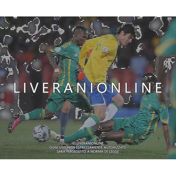 (090626) -- JOHANNESBURG, June 26, 2009 -- Kaka (C) of Brazil breaks through during the semifinal match against South Africa at the FIFA Confederations Cup in Johannesburg, South Africa, June 25, 2009. Brazil won 1-0 and advanced to the final. Yang Lei) (txy) - Xinhua/Photoshot - Ag. Aldo Liverani sas ITALY ONLY