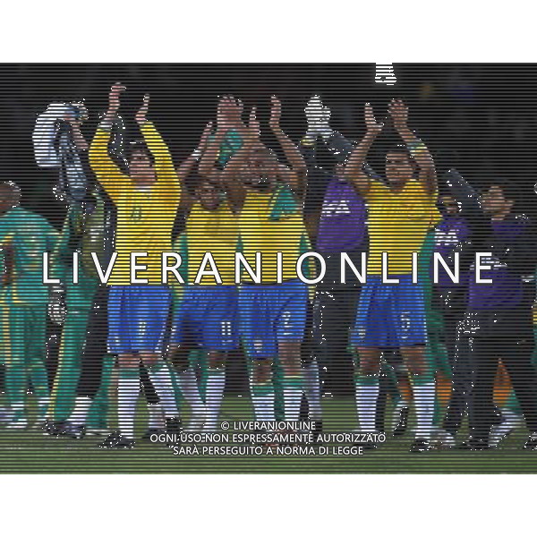 (090626) -- JOHANNESBURG, June 26, 2009 -- Players of Brazil greet the audience after the semifinal match against South Africa at the FIFA Confederations Cup in Johannesburg, South Africa, June 25, 2009. Brazil won 1-0 and advanced to the final. Yang Lei) (txy) - Xinhua/Photoshot - Ag. Aldo Liverani sas ITALY ONLY