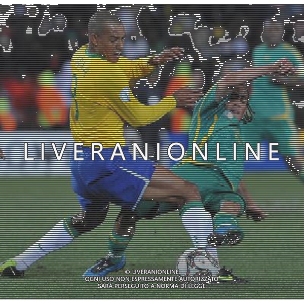 (090626) -- JOHANNESBURG, June 26, 2009 -- Gilberto Silva (L) of Brazil vies for the ball during the semifinal match against South Africa at the FIFA Confederations Cup in Johannesburg, South Africa, June 25, 2009. Brazil won 1-0 and advanced to the final. Xu Suhui) (txy) - Xinhua/Photoshot - Ag. Aldo Liverani sas ITALY ONLY
