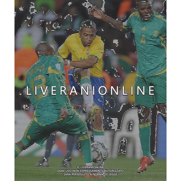 (090626) -- JOHANNESBURG, June 26, 2009 -- Robinho (C) of Brazil kicks for a goal during the semifinal match against South Africa at the FIFA Confederations Cup in Johannesburg, South Africa, June 25, 2009. Brazil won 1-0 and advanced to the final. Yang Lei) (txy) - Xinhua/Photoshot - Ag. Aldo Liverani sas ITALY ONLY