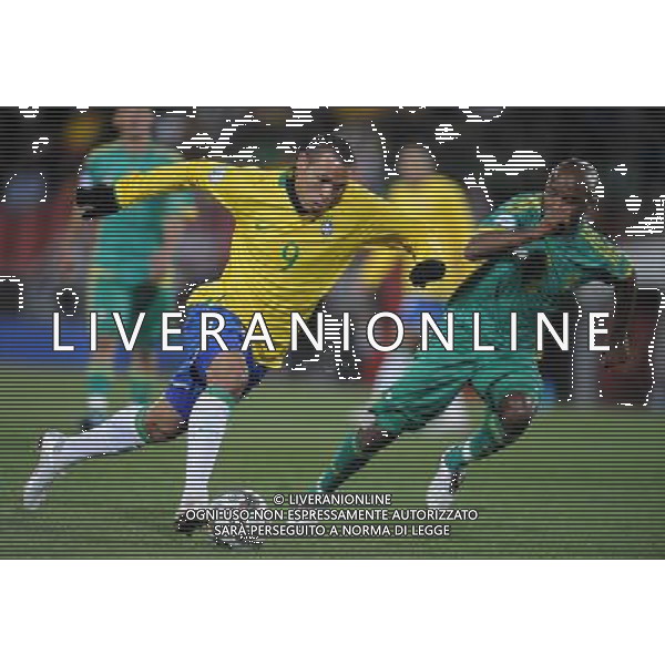 (090626) -- JOHANNESBURG, June 26, 2009 -- Luis Fabiano (L) of Brazil breaks through during the semifinal match against South Africa at the FIFA Confederations Cup in Johannesburg, South Africa, June 25, 2009. Brazil won 1-0 and advanced to the final. Yang Lei) (txy) - Xinhua/Photoshot - Ag. Aldo Liverani sas ITALY ONLY