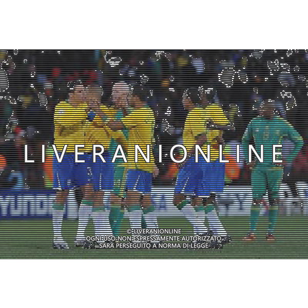 (090626) -- JOHANNESBURG, June 26, 2009 -- Players of Brazil celebrate their victory after the semifinal match against South Africa at the FIFA Confederations Cup in Johannesburg, South Africa, June 25, 2009. Brazil won 1-0 and advanced to the final. Xu Suhui) (txy) - Xinhua/Photoshot - Ag. Aldo Liverani sas ITALY ONLY