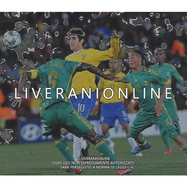 (090626) -- JOHANNESBURG, June 26, 2009 -- Kaka (L2) of Brazil vies for the ball during the semifinal match against South Africa at the FIFA Confederations Cup in Johannesburg, South Africa, June 25, 2009. Brazil won 1-0 and advanced to the final. Xu Suhui) (txy) - Xinhua/Photoshot - Ag. Aldo Liverani sas ITALY ONLY