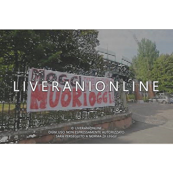 01/07/2009 BOLOGNA CONFERENZA STAMPA DELLA PRESIDENTESSA FRANCESCA MENARINI E SUO PADRE RENZO MENARINI NELLA FOTO:STRISCIONE PH.SCHICCHI/AG.ALDO LIVERANI SAS