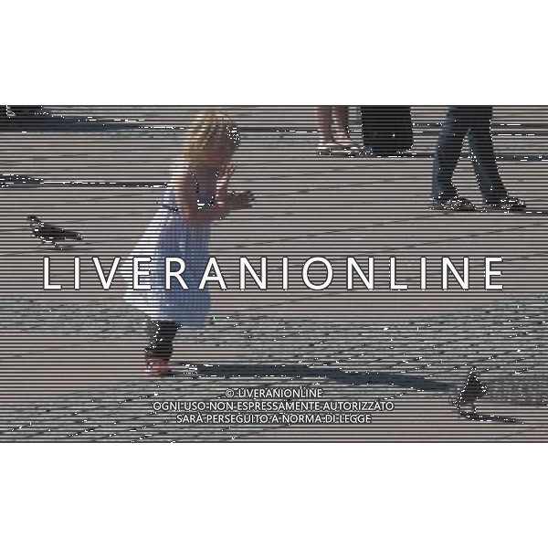 La Citta\' di Helsingborg - Svezia 2009 nella foto bambina con piccioni alla Stazione di Goteborg ©Vitez/Agenzia Aldo Liverani Sas