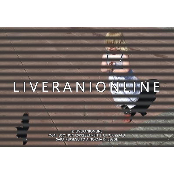 La Citta\' di Helsingborg - Svezia 2009 nella foto bambina con piccioni alla Stazione di Goteborg ©Vitez/Agenzia Aldo Liverani Sas