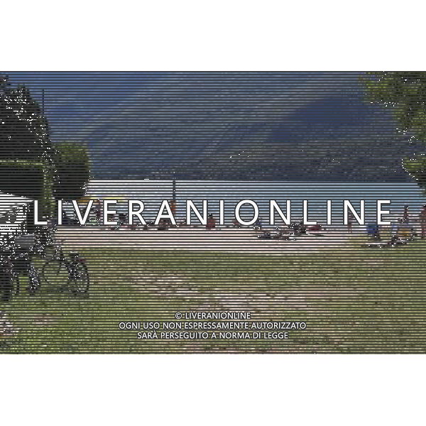 GRAVEDONA - LAGO DI COMO PANORAMICHE DEL PAESE IN ESTATE NELLA FOTO: PERSONE PRENDONO IL SOLE © ANTONIO SORANO - AG. ALDO LIVERANI SAS