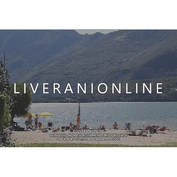 GRAVEDONA - LAGO DI COMO PANORAMICHE DEL PAESE IN ESTATE NELLA FOTO: PERSONE PRENDONO IL SOLE © ANTONIO SORANO - AG. ALDO LIVERANI SAS