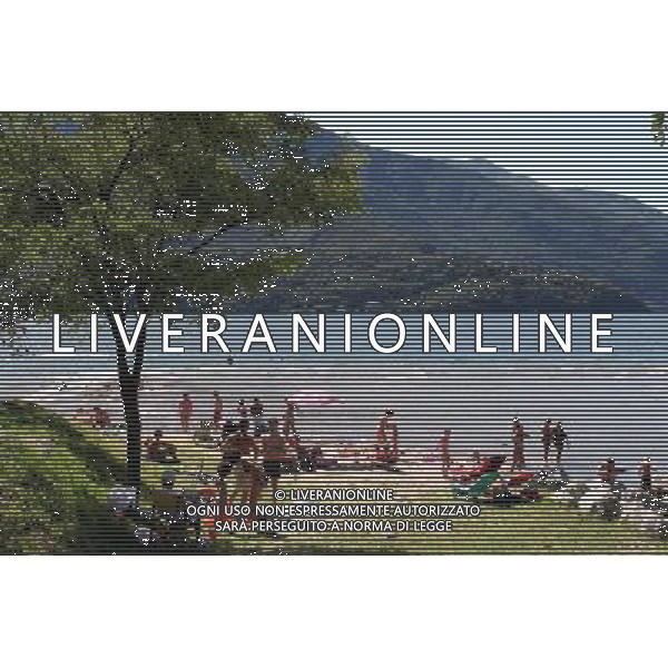 GRAVEDONA - LAGO DI COMO PANORAMICHE DEL PAESE IN ESTATE NELLA FOTO: PERSONE PRENDONO IL SOLE © ANTONIO SORANO - AG. ALDO LIVERANI SAS