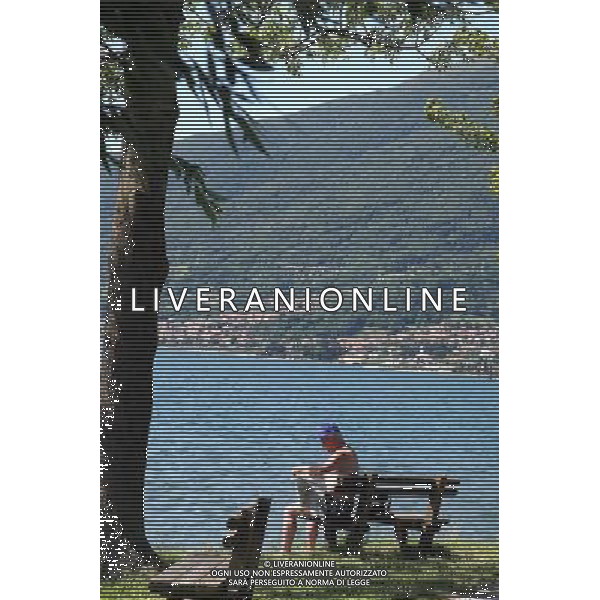 GRAVEDONA - LAGO DI COMO PANORAMICHE DEL PAESE IN ESTATE NELLA FOTO: PERSONA ANZIANA SI RILASSA AL SOLE LEGGENDO IL GIORNALE © ANTONIO SORANO - AG. ALDO LIVERANI SAS